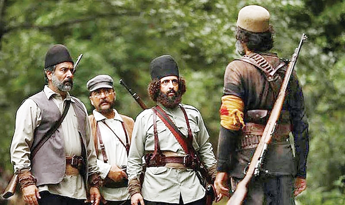 اولین تصویری که با نام میرزاکوچک‌خان در قاب سیما شکل گرفت، همان صحبت معروفی بود که کاراکتر میرزا از عمارت کوچک روستایی بالا می‌آمد و می‌گفت:«مشروطه و آزادی از این بهتر نمی‌شه. آدم باید از اجنبی اجازه بگیره که بیاد تو شهر خودش زندگی کنه.»  دیالوگ علیرضا مجلل در سریال «کوچک جنگلی» توانست چهره رهبر یک نهضت آزادی‌بخش و ملی را برای مخاطبان ترسیم کند.