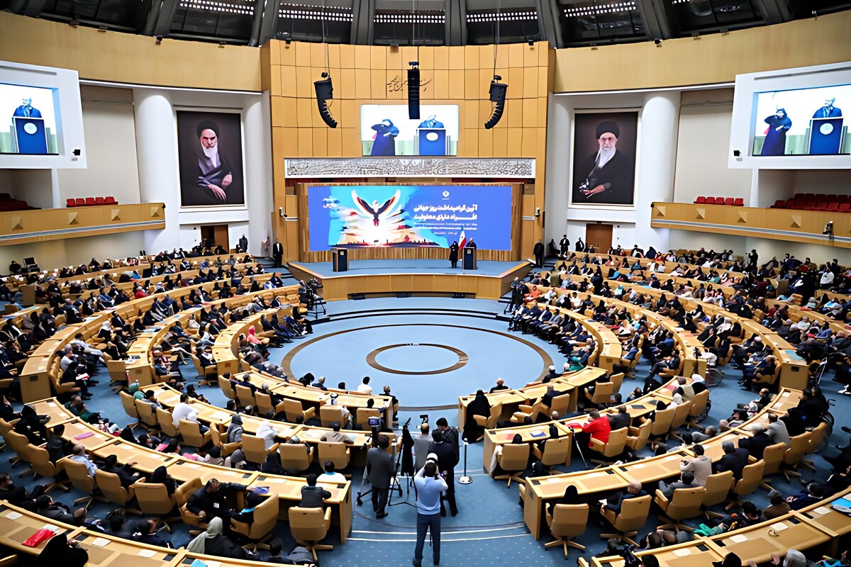 رئیس جمهور گفت: دشمن بداند که با تجهیزات و هواپیما نمی‌تواند یک ملت مصمم، مقاوم و ایستاده را تسلیم و خواسته‌های خود را به او تحمیل کند.