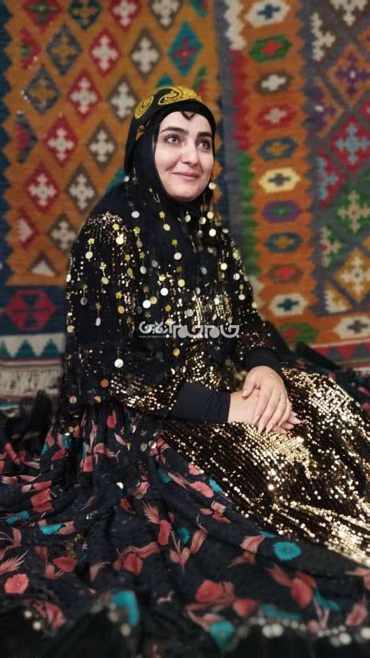 او ترجیح می‌دهد خود را نه با اسم و عنوان، بلکه با یک تصویر معرفی کند. تصویری از کودکی در خانه‌ای روستایی، جایی میان بوی خاک و صدای دار قالی، دختری که می‌دانست نقش و نگار قالی تنها تزیین نیست؛ بلکه روایت زندگی زنانی است که سال‌ها خاموش اما پرتوان، جهان خود را می‌بافند.