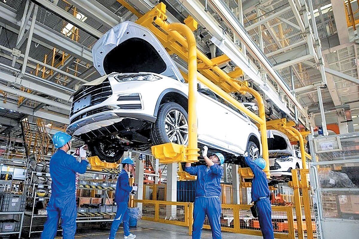 مونتاژکاران در سال جاری بار‌ها قیمت محصولات خود را افزایش داده‌ا‌ند؛ به طوری که این شرکت‌ها هر ماه که طرح فروش داشتند، آن را با قیمت‌های جدید اعلام می‌کردند. براساس پیگیری‌ها و بررسی‌های میدانی، قیمت‌گذاری مبهم و صورت‌های مالی غیرشفاف باعث شده خودروهای مونتاژی با بهایی تا دو برابر هزینه واقعی فروخته شوند و مصرف‌کننده سنگین‌ترین بار این اختلاف را بپردازد.