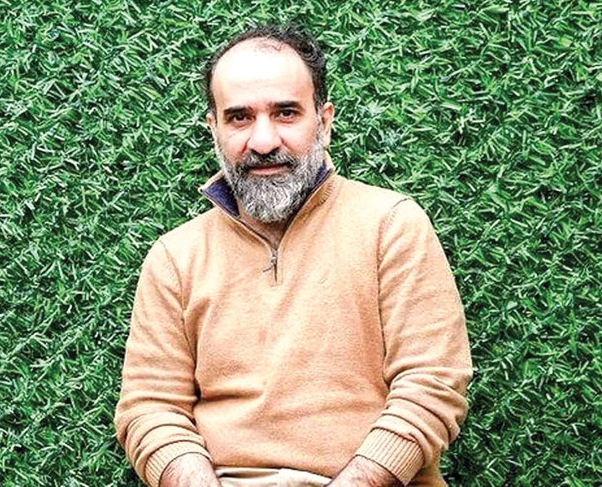 در روزهای گذشته با انتشار خبری درباره وقوع حادثه برای رضا امیرخانی، نویسنده نام‌آشنای معاصر، بسیاری از اهالی فرهنگ نگران وضعیت او شده و پیگیر احوالش هستند. ابراهیم حسن‌بیگی یکی از نویسندگانی است که نه‌تنها با خط سیر آثار امیرخانی آشنایی دارد، بلکه از دوستان نزدیک او هم به شمار می‌رود. با او درباره ویژگی‌های کارنامه داستانی این نویسنده به گفت‌وگو نشسته‌ایم.