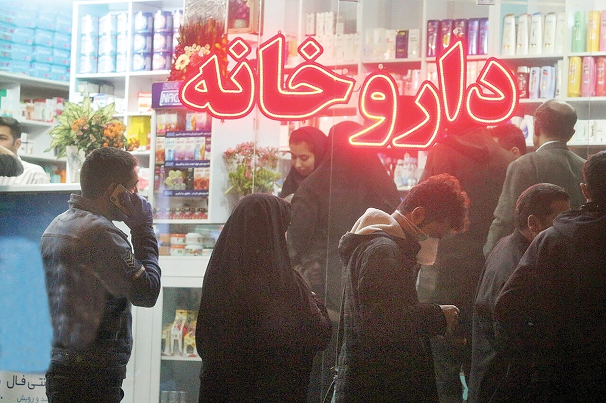 قیمت دارو در ماه‌های اخیر روندی افزایشی داشته و برخی کارشناسان این حوزه هشدار داد‌اه‌اند که بازهم شاهد رشد آن خواهیم بود. با بالارفتن قیمت دارو، نگرانی مردم نسبت ‌به هزینه‌های درمان شدت گرفته است. بسیاری از خانواده‌ها می‌گویند هربار که به داروخانه مراجعه می‌کنند با قیمت‌های تازه و گاه غیرقابل پیش‌بینی مواجه می‌شوند؛ وضعیتی که باعث شده برخی بیماران مراجعه به پزشک را به تعویق بیندازند یا درمان خود را نیمه‌کاره رها کنند.