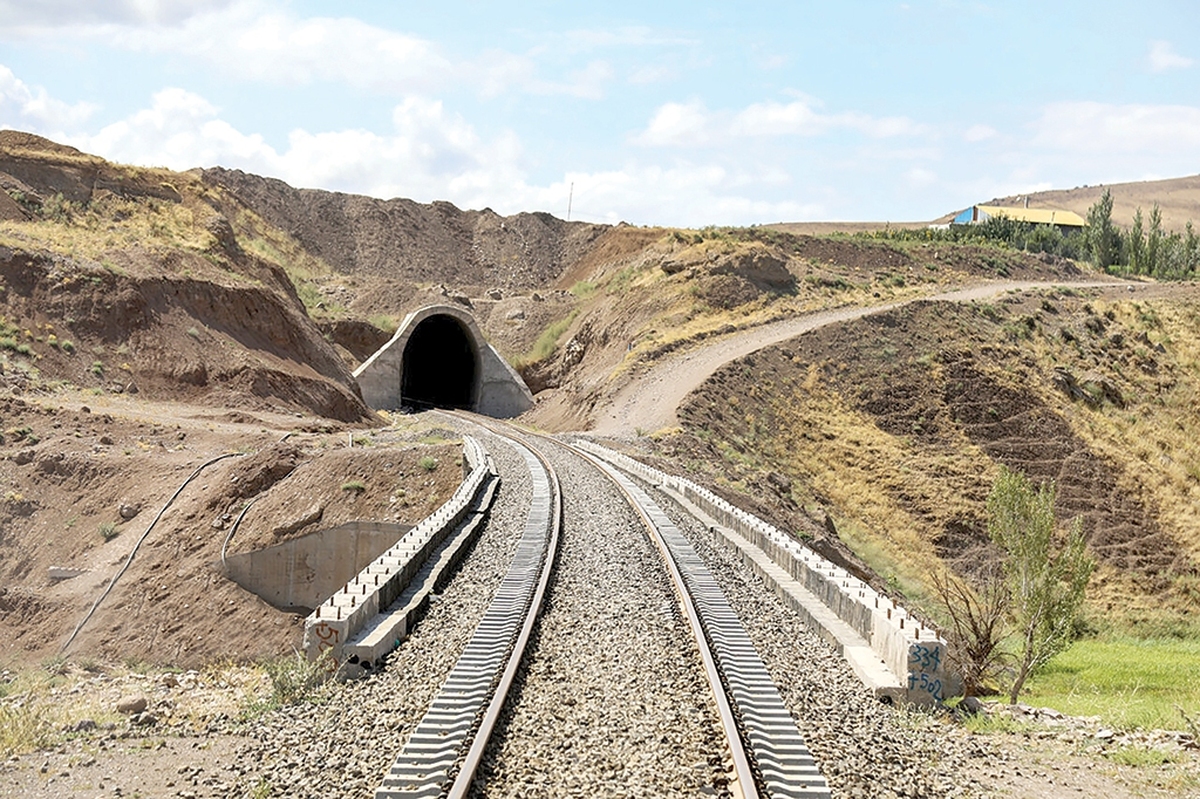 حمل ونقل ریلی به‌عنوان گزینه‌ای سبز و ایمن، انتخابی بسیار امن‌تر و با مصرف سوخت به‌مراتب کمتر نسبت به حمل‌ونقل جاده‌ای محسوب می‌شود.