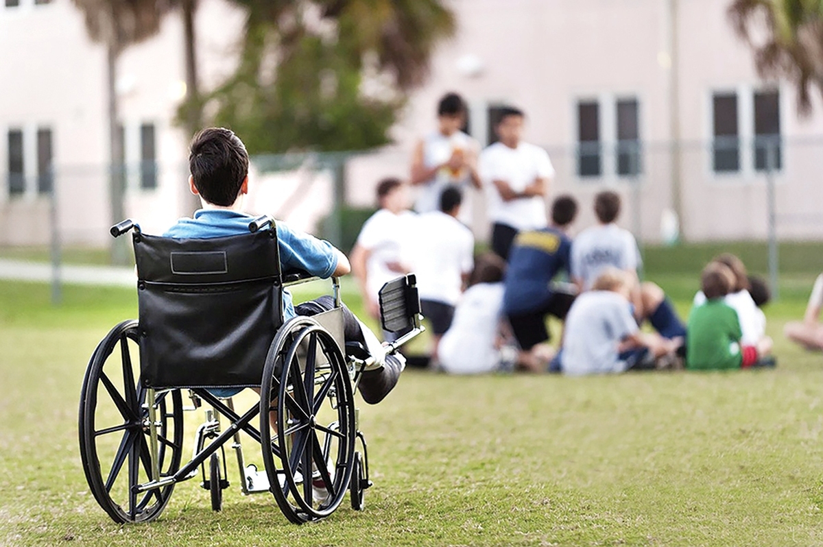 تقویم امروز مناسبت روزجهانی معلولان را یدک می‌کشد؛ بخشی از جامعه که صدای‌شان آن طور که باید شنیده نمی‌شود و با مشکلات متعددی روبه‌رو هستند که شرایط را برای آنها و خانواده‌های‌شان دشوار کرده است. برای نمونه این افراد حتی برای تردد در شهرها نیز با مشکل مواجه هستند چراکه مسئولان شهری مناسب‌سازی معابررابه کندی پیش می‌برند و ازطرف دیگر براساس قانون، دستگا‌ه‌ها باید ۳ درصد از مجوزهای استخدامی خود را به معلولین اختصاص دهند اما این مسأله نیزبه فراموشی سپرده شده است وهمه این مسائل سبب شده افراد توانیاب حتی دررفع نیازهای اولیه خودمانندبهداشت ودرمان نیزبامشکل روبه‌رو شوند.