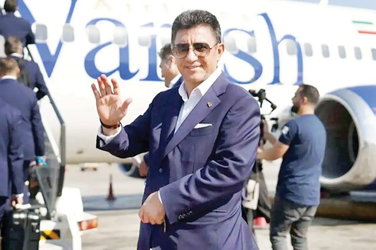  بعد ازچند روز جنجال رسانه‌ای و تیتر «نمی‌رویم» و «تحریم مراسم» سرانجام خبر رسید امیر قلعه‌نویی سرمربی تیم‌ملی به همراه امید جمالی سرپرست دپارتمان بین‌الملل فدراسیون فوتبال، راهی ینگه دنیا می‌شوند. این خبری است که یکی از مسئولان فدراسیون فوتبال به طور قطعی می‌دهد و اضافه می‌کند: «البته ممکن است همراه قلعه‌نویی آدم‌های بیشتری هم بروند.مثلا خود آقای ممبینی دبیرکل فدراسیون فوتبال.»