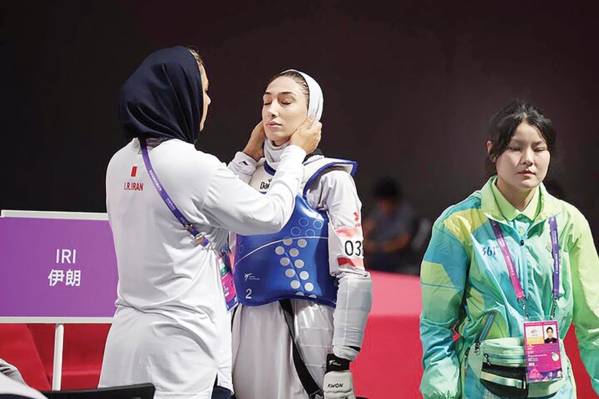 خبر اول این است؛ نخستین دوره رقابت‌های تکواندو زیر ۲۱ سال جهان از ۱۲ تا ۱۵ آذر به میزبانی نایروبی در کنیا برگزار می‌شود و تیم دختران ایران با شش نماینده در این رویداد حاضر خواهد بود. خبر دوم اما کل داستان را تحت تاثیر قرار می‌دهد. درگیری شدید مبینا نعمت‌زاده و هستی محمدی در اردو که تمرکز تمام بچه‌ها را به هم ریخته و کار به ورود حراست هم کشیده شده، اما هردوی آنها بدون هیچ اخطاری راهی نایروبی شده‌اند.