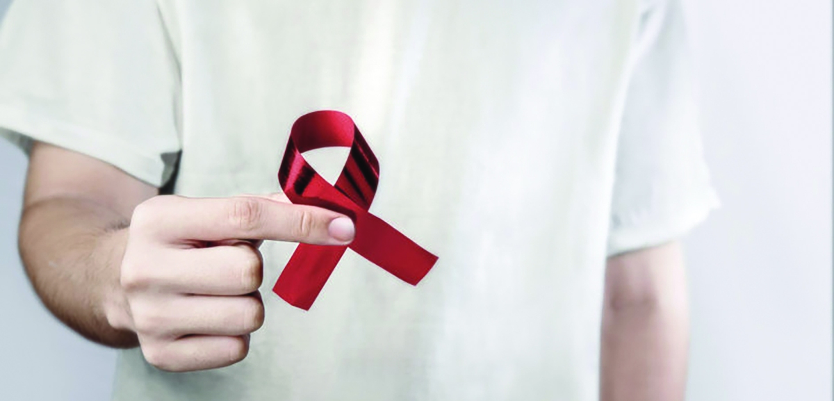 زندگی با بیماری‌های عفونی مانند HIV و HPV علاوه بر ایجاد مشکلات جسمی، بار سنگینی بر روح و روان فرد تحمیل می‌کند. بسیاری از مبتلایان، پس از تشخیص و شناسایی ویروس در بدن، دچار شوک، اضطراب و افسردگی می‌شوند. احساس بی‌عدالتی و بی‌گناهی، به‌ویژه در مواردی که ابتلا ناشی از خطاهای پزشکی یا بی‌احتیاطی دیگران بوده، ذهن آنها و خانواده‌های‌شان را آشفته می‌کند.