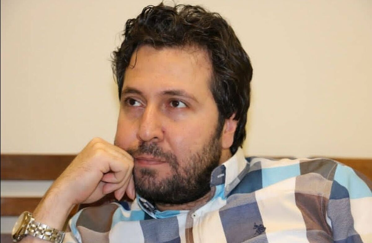 مقدمه: تحول اقتصادی عصر جدید دیگر تنها نتیجه رفتار انسان‌ها نیست؛ بخش مهمی از تصمیم‌ها، انتخاب‌ها و واکنش‌های اقتصادی امروز را «الگوریتم‌ها» می‌سازند. از تعیین قیمت کالاها تا هدایت رفتار مصرف‌کنندگان؛ از تحلیل بازار سرمایه تا ساخت الگوهای جدید مصرف محتوا. هوش مصنوعی به صورت آرام و بی سر و صدا اما قدرتمند، نقشه اقتصاد را دگرگون کرده است. این تحول، هم فرصتی بی‌سابقه و هم چالشی حساس برای اقتصاد ایران است.