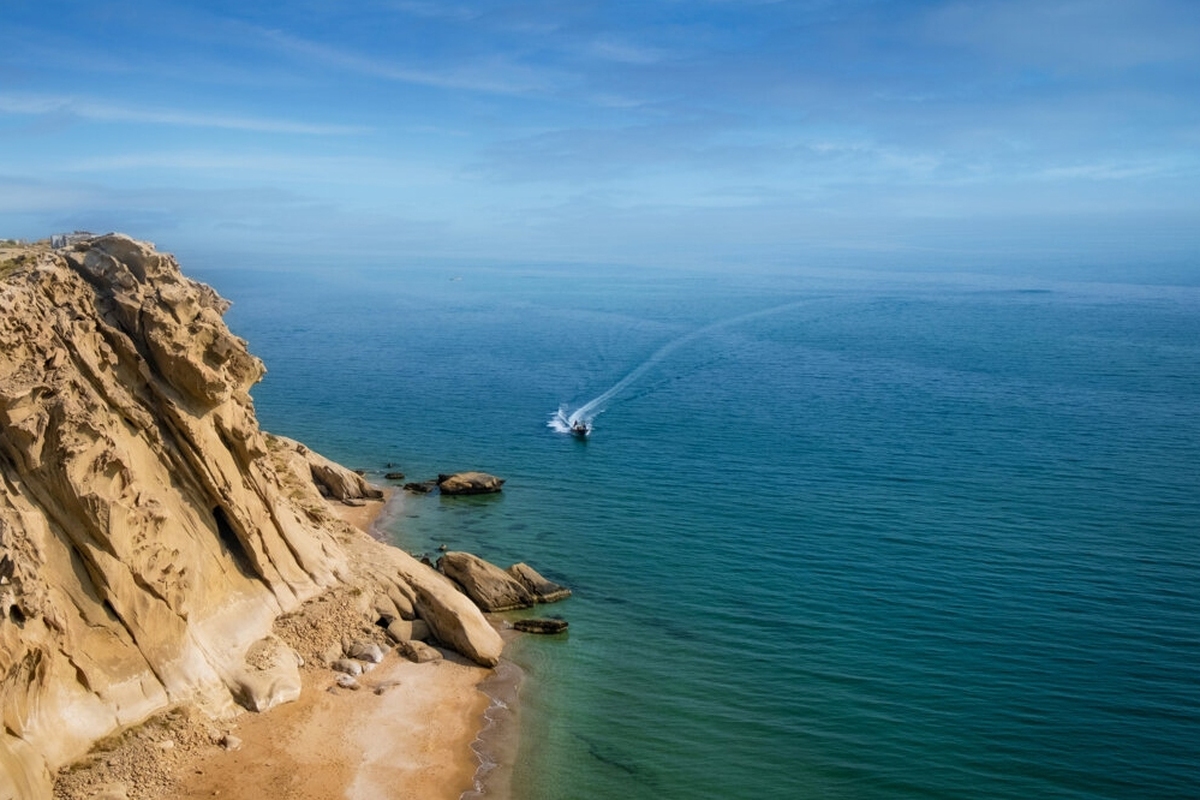 جانشین فرمانده‌ کل سپاه پاسداران انقلاب اسلامی با تاکید بر اینکه انتقال ارزش‌های انقلاب و حراست از خلیج فارس و تنگه هرمز رسالت همیشگی سپاه پاسداران و خط قرمز ایران است، گفت: انتقال آرمان‌ها و ارزش‌های امام خمینی (ره) از سال ۱۳۴۲ آغاز شده و امروز با جدیت در عرصه‌های خدمت‌رسانی و مقابله با دشمنان ادامه دارد. 