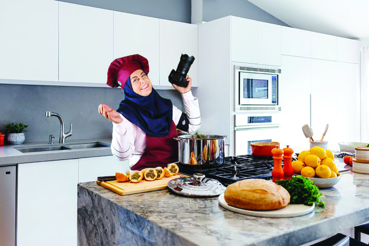 نشستن رو‌به‌روی تلویزیون با کاغذ‌و‌قلمی در دست برای یادداشت‌کردن دستورالعمل‌هایی که نتیجه اجرای‌شان، یک غذای خوشمزه است؛ این تصویری است که برای خیلی از مخاطبان وفادار تلویزیون آشناست. برنامه‌های آشپزی تلویزیون خیلی‌وقت‌ها آن‌قدر محبوبند که گاه از جذاب‌ترین برنامه‌های سرگرمی هم پیشی می‌گیرند. یکی از این برنامه‌ها «به خانه بر‌می‌گردیم» است که درحقیقت پایه‌گذار آشپزی در تلویزیون به‌شمار می‌رود. بعد از آن چندین‌و‌چند برنامه خانواده‌محور تولید شدند که محبوب‌ترین بخش‌شان، مربوط به آموزش آشپزی بود.