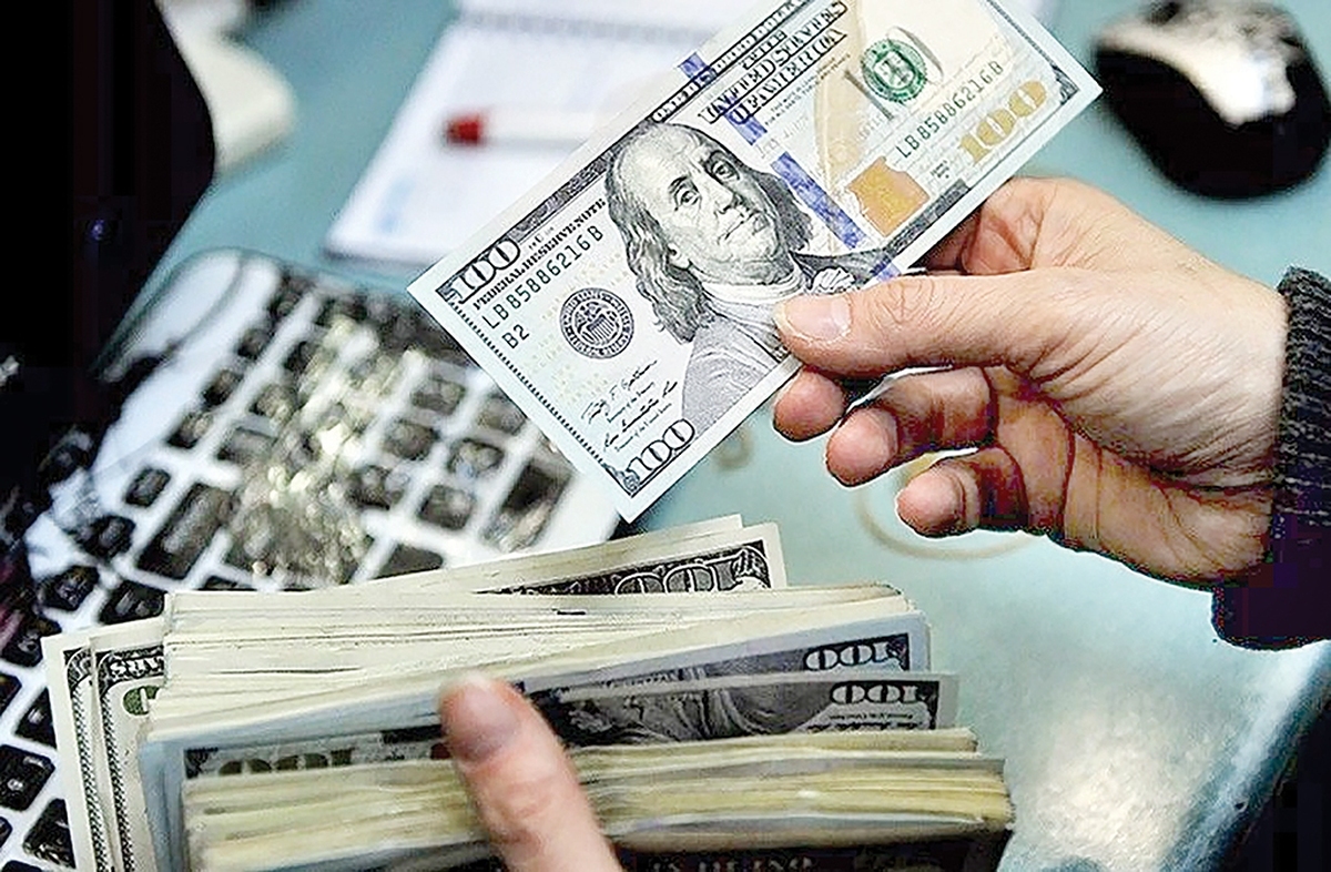 قیمت‌ها در بازار آزاد ارز طی دو هفته اخیر روند صعودی داشتند و دیروز نرخ هر دلار در بازار غیررسمی برای نخستین بار از۱۲۰هزار تومان و یورو از ۱۴۰هزار تومان عبور کرد.