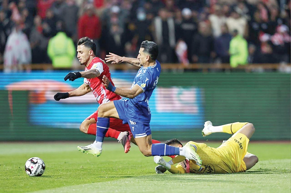 بازی دربی با هیچ بازی دیگری شبیه نیست؛ فرقی هم ندارد دو تیم در کجای جدول رده‌بندی لیگ برتر جا خوش کرده باشند، فرقی هم ندارد هواداران در کجای این کشور مشغول گذران زندگی باشند، همه فکر و ذهنشان می‌شود استادیوم و گلی که تیم محبوبشان باید به ثمر برساند.