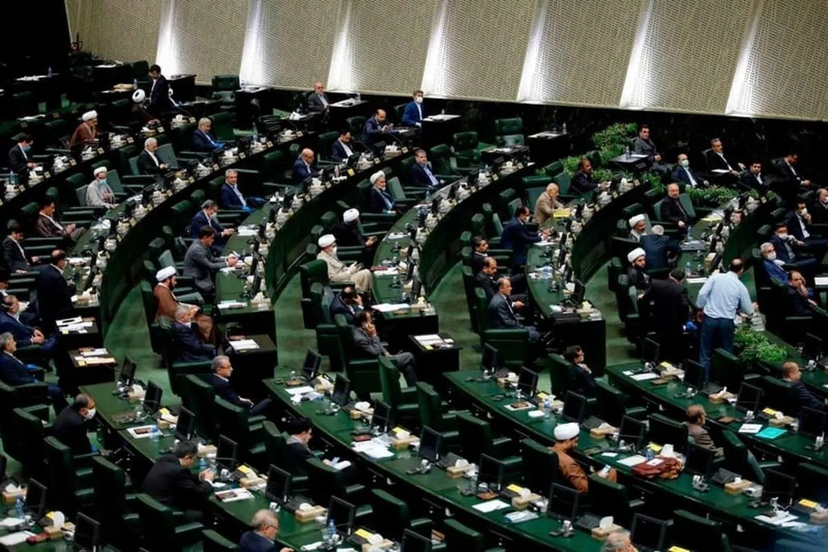 روز گذشته بهارستان‌نشینان در نشستی علنی ‌و در جریان رسیدگی به گزارش کمیسیون قضایی و حقوقی در مورد طرح اصلاح موادی از قانون نحوه اجرای محکومیت‌های مالی و قانون مدنی با ماده یک این طرح موافقت خود را اعلام کردند.در این بین، مهریه یکی از پرچالش‌ترین موضوعاتی بود که نمایندگان به آن پرداختند و تصمیمات جدیدی را در این‌باره گرفتند. براین اساس، برای مهریه سقف کیفری تا ۱۴سکه درنظرگرفته شدوچنانچه مهریه بیشتر از این میزان باشد درخصوص مازاد فقط ملائت زوج ملاک پرداخت است.