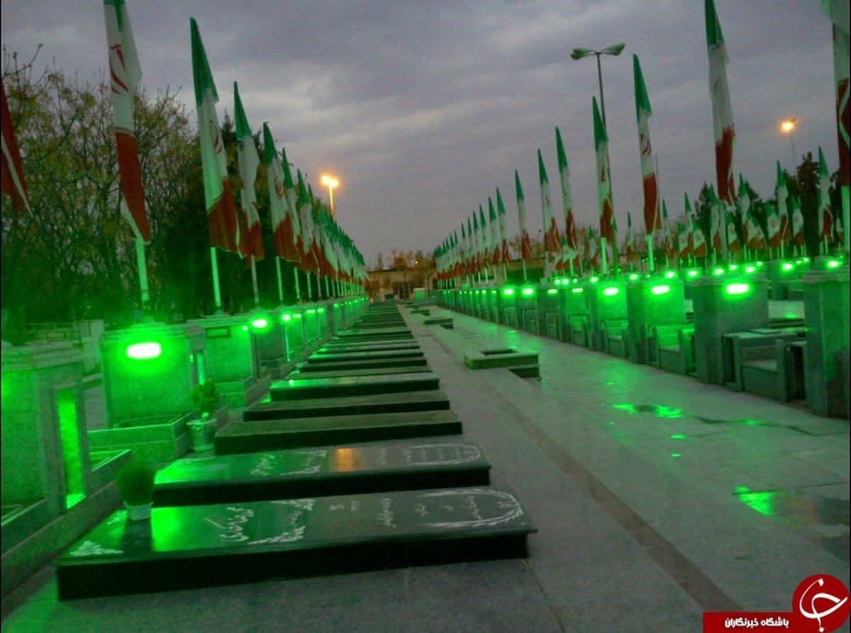 شهید سیدمجید جمعه‌زاده، متولد سال ۱۳۴۶دراندیمشک است؛ نوجوانی که مسیر زندگی‌اش از همان سال‌های ابتدایی پس از انقلاب رنگ‌وبوی فعالیت اجتماعی و مسئولیت‌پذیری گرفت.دوران تحصیل رادرمدرسه شیرین‌نژاد گذراند و هنوز سال‌های‌کودکی‌اش به پایان نرسیده بودکه به ستادمرکزی‌بسیج اندیمشک پیوست.