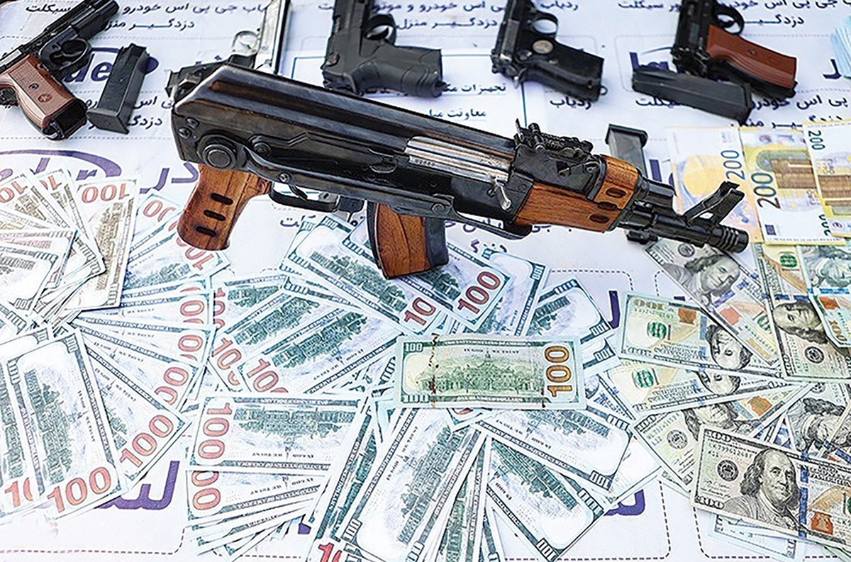 فرمانده انتظامی تهران بزرگ از دستگیری ۲۳۰سارق و مالخر در مدت ۷۲ساعت در پایتخت خبر داد. سردار عباسعلی محمدیان گفت: همکارانم در تهران بزرگ با ۷۲ساعت کار شبانه‌روزی برگ زرین دیگری رو کردند. طی روزهای اخیر‌ ۲۳۰سارق و مالخر دستگیر شدند که ۶۰دستگاه موتورسیکلت و خودروی سرقتی از آنها کشف شد. همچنین ۵۰۰دستگاه تلفن همراه و مقادیر زیادی اموال مسروقه کشف شد.