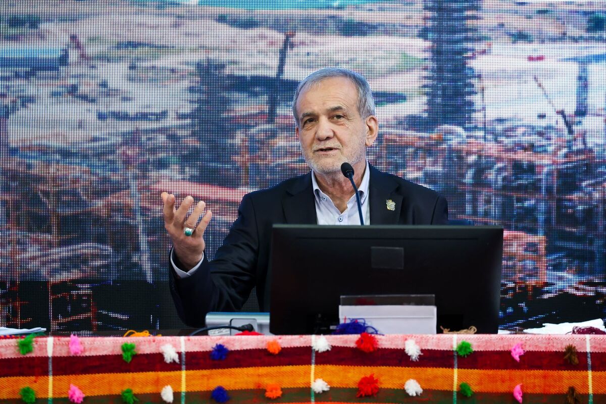 رئیس جمهور با تأکید بر اینکه مشکل فقط با عوض کردن اسم مدیر حل نمی‌شود، گفت: اگر کسی توانمند و اثرگذار باشد، باید از او استفاده شود، نه اینکه صرفاً برای جابه‌جایی و سهم‌خواهی کنار گذاشته شود. اگر مدیری توانسته جایی را اصلاح کند و به دلیل منازعات کنار گذاشته شده، معرفی شود تا دوباره از او استفاده کنیم.