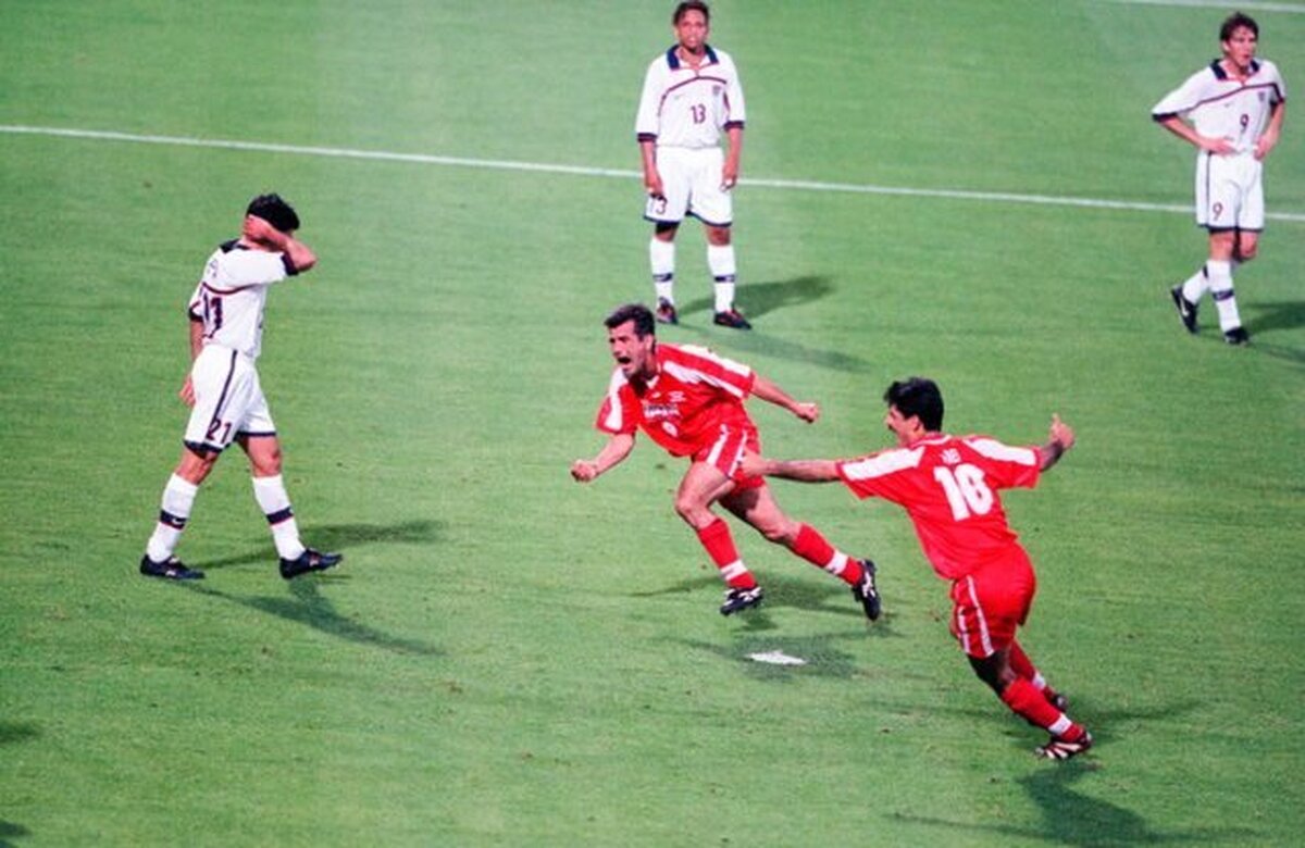 گاردین در گزارش ویژه خود به تأثیر سیاست‌های دونالد ترامپ بر جام جهانی ۲۰۲۶ پرداخته و با اشاره به ممنوعیت ورود ایرانیان به آمریکا که البته شامل بازیکنان و کادر تیم‌های ورزشی نمی‌شود، از احتمال شکل‌گیری 