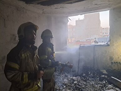 نجات ۱۵ ساکن محبوس در آتش‌ سوزی ساختمان مسکونی در نعمت‌آباد