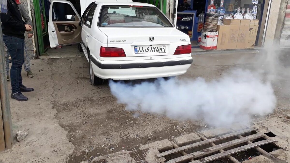 یکی ازعوامل اصلی آلودگی هوای این روزهاکه گریبانگیر شهروندان شده، خودروهای فرسوده است؛ خودروهایی که بی‌هیچ محدودیتی در کلانشهرها تردد می‌کنند و به وخامت آلودگی هوا دامن می‌زنند. تردد خودروهای فرسوده درحالی‌است که براساس قانون هوای پاک و برنامه توسعه هفتم، دولت موظف است سالانه ۵۰۰هزار خودروی فرسوده را از رده خارج کند.