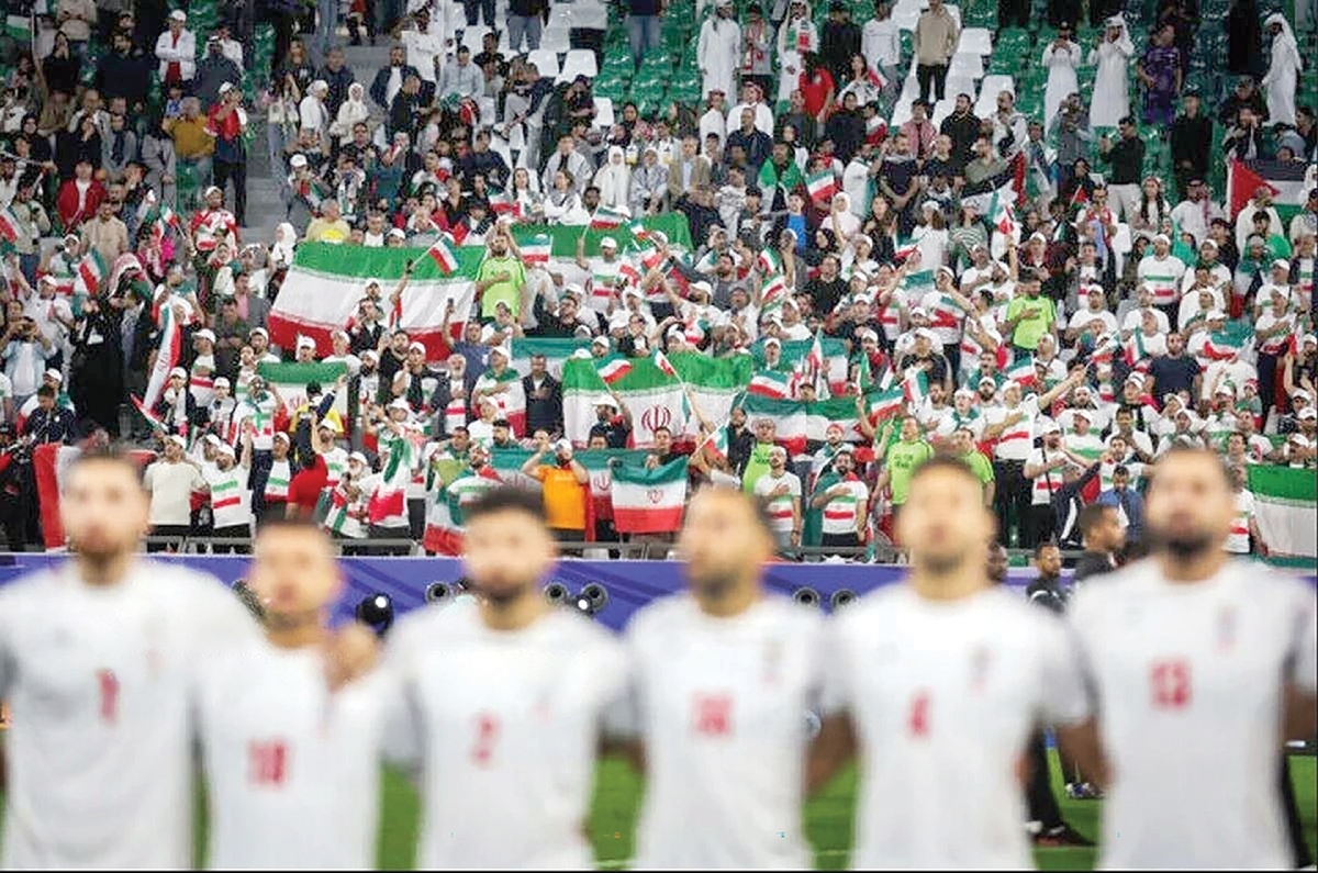 سنگ‌اندازی آمریکا این بار علیه طرفداران ایرانی و البته جوسازی برای تحت تاثیر قراردادن مکزیک و کانادا برای ضدیت با طرفداران فوتبال! در حالی که دوری فوتبال از سیاست، یکی از مهم‌ترین و کلیدی‌ترین شعارهای فیفاست، دونالد ترامپ رئیس جمهور آمریکا همچنان بادخالت‌های سیاسی،جام جهانی را تحت تاثیر قرار می‌دهد.