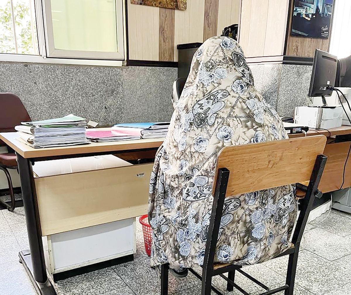 باکشف جسد مردی که با شلیک سه گلوله درخانه‌اش به قتل رسیده بود‌،همسر او به عنوان تنها مظنون در این جنایت بازداشت شد.