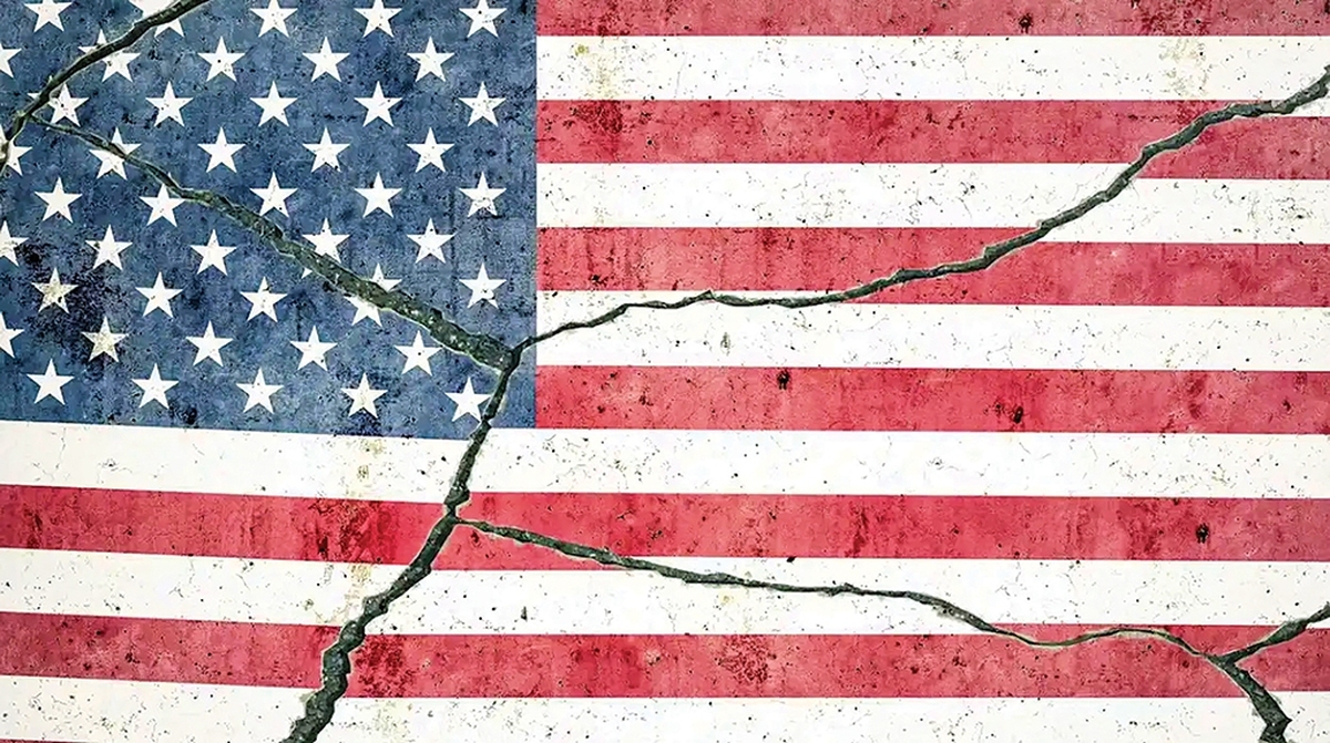 جدیدترین جزئیات سند راهبردی امنیت ملی آمریکا درحالی منتشر شدکه حاکی از تلاش دولت ترامپ برای معکوس‌‎سازی فرآیند افول نسبی این ابرقدرت طی دو دهه اخیر است. تصمیم‏‌‎سازان واشنگتن ضمن نکوهش اسلاف گلوبالیست (جهان وطن‌‎گرایان) خود ازبرداشت‌‎های اشتباه دوران پساجنگ سردآنان درباره میزان توانایی و ظرفیت‎‌های آمریکا نسبت به مداخله گسترده و همه‎‌جانبه در اقصی نقاط کره خاکی بسیار ناراضی‎ هستند.