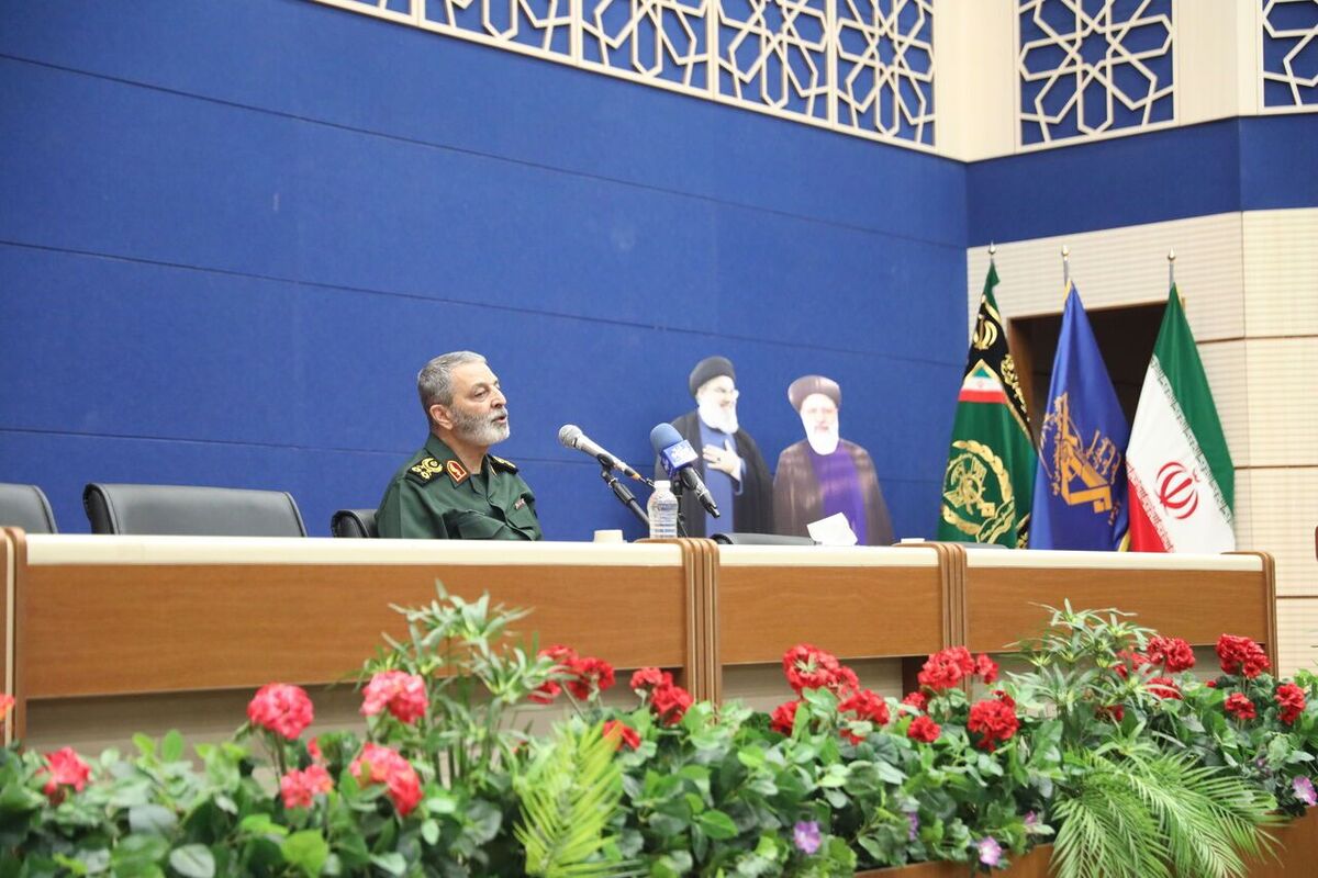 رئیس ستاد کل نیرو‌های مسلح با بیان اینکه نیرو‌های مسلح در آمادگی کامل اطلاعاتی و عملیاتی قرار دارند، گفت: ترکیب دانش روز با ایمان الهی، ستون اصلی اقتدار نیرو‌های مسلح است و این مسیر باید به‌عنوان الگوی راهبردی در تمامی مراکز آموزشی دنبال شود.