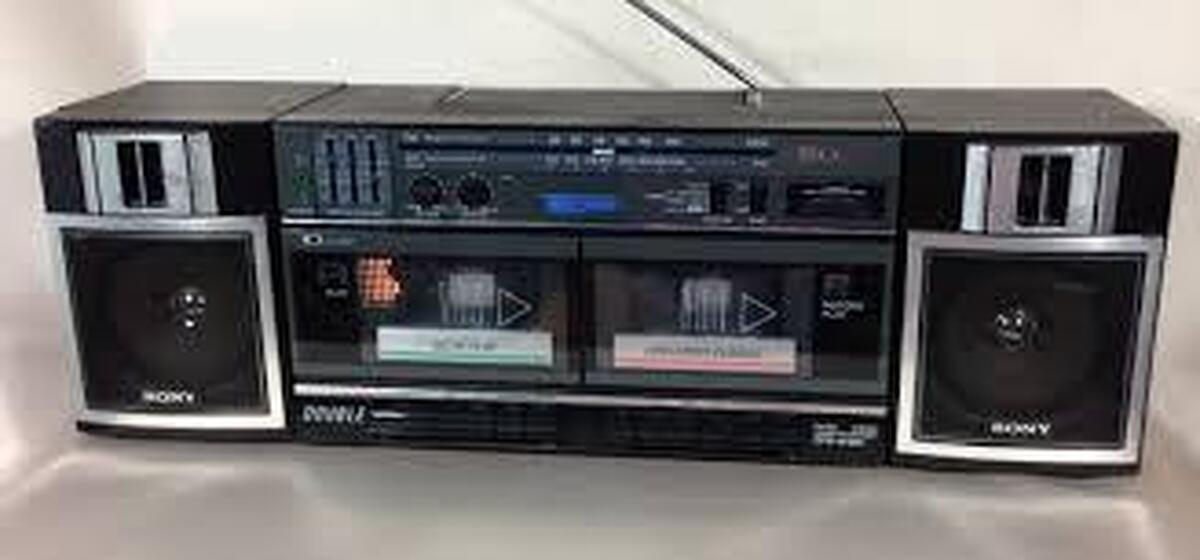 یادتان هست؟ آن جعبه بزرگ مشکی یا نقره‌ای با دو درب شفاف و دکمه‌های رنگی مربعی که انگار از آینده آمده بود؟ برای بچه‌های دهه شصت و هفتاد، ضبط صوت دوکاسته چیزی بیش از یک دستگاه الکترونیکی بود‌؛ آرشیو، صدای تولد، لالایی مادربزرگ وحتی گریه‌های شب کنکور،همه در یک نوار ۶۰یا۹۰دقیقه‌ای جا می‌گرفت. 