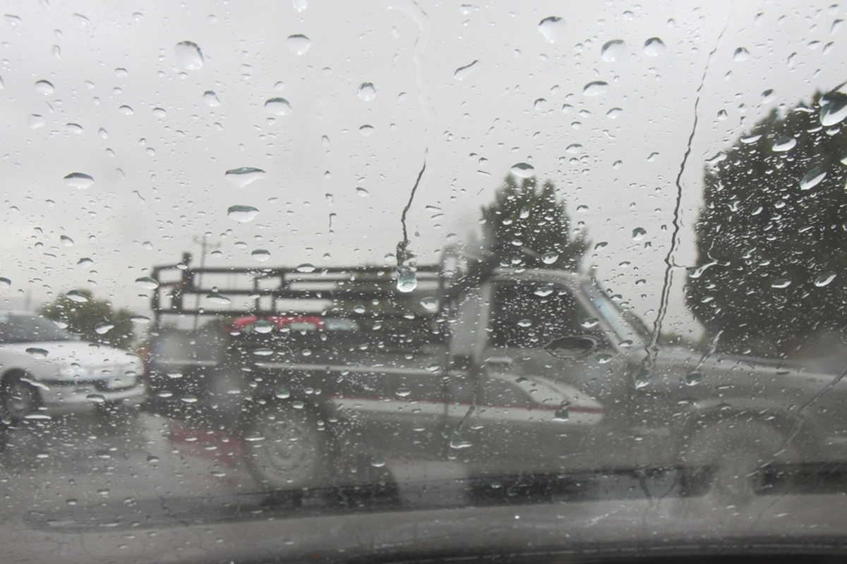 رئیس مرکز اطلاعات و کنترل ترافیک پلیس راهور فراجا، با توجه به ورود موج بارشی جدید به کشور و شدت بارش‌ها، نسبت به افزایش تصادفات هشدار داد و گفت: رعایت احتیاط بیشتر، کاهش سرعت و افزایش فاصله طولی با خودرو جلویی، سه اصل حیاتی برای جلوگیری از بروز حوادث در روزهای بارانی پیشِ‌رو است.