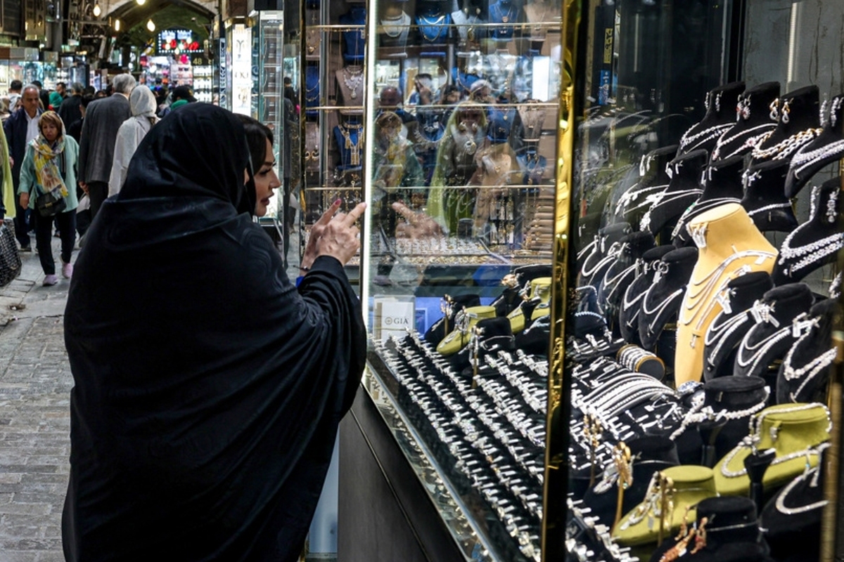 قیمت طلا در بازار تهران تحت تاثیر انتظارات تورمی و نوسان در بازار غیررسمی ارز، با افزایش روبرو شد به گونه ای که هر قطعه سکه تمام طرح جدید از کانال ۱۳۰ میلیون تومان عبور کرد.