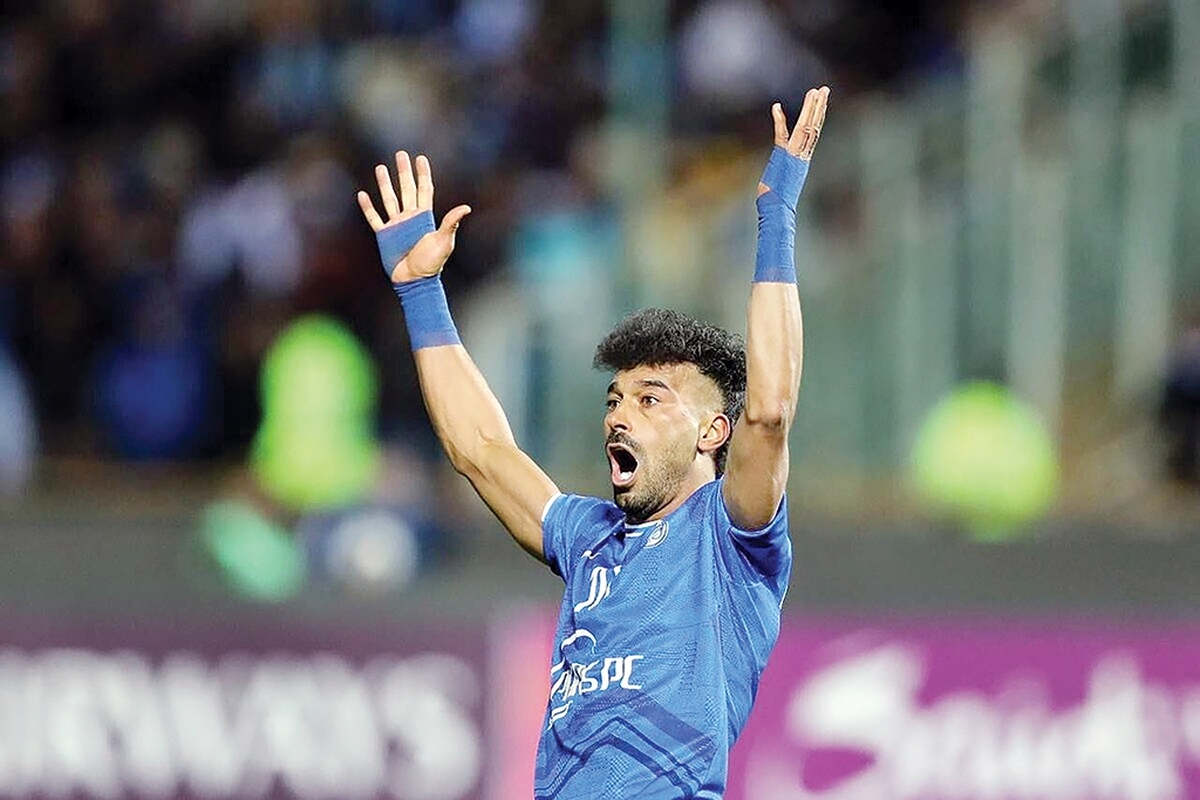 چالش استقلال و رامین رضاییان همچنان ادامه دارد و کیست که نداند او اگر روی نیمکت باشد، با نوع رفتارش می‌تواند چگونه به تعبیر مربیان «جو منفی» به راه بیندازد. حالا هر چند رامین بگوید: «به هر دلیلی که بازی نمی‌کنم، ناراحت هستم، چون فوتبالیست حرفه‌ای ناراحت می‌شود ولی تیمم را به‌هم نمی‌ریزم.»