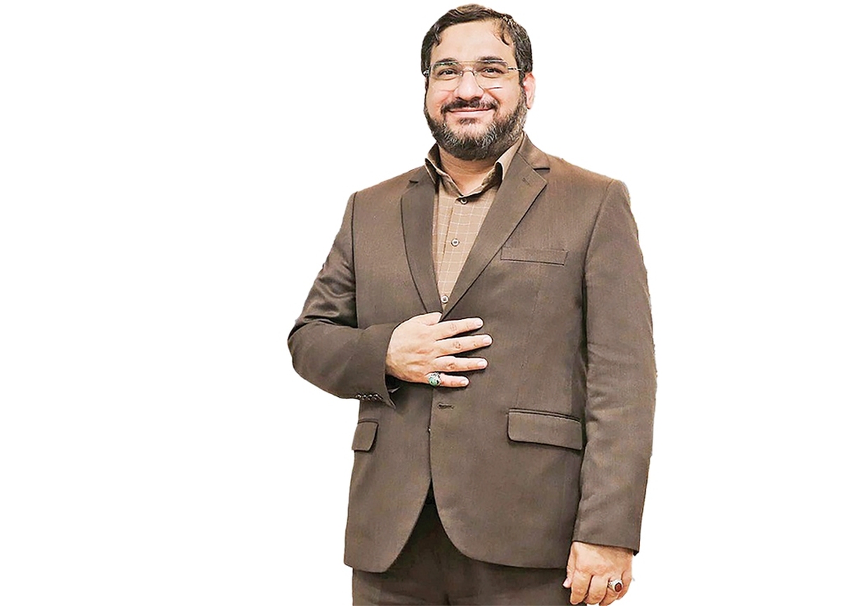 امسال بیش از ۳۰‌درصد صندلی‌های دانشگاه‌های کشور خالی ماند‌؛ آماری تلخ که بیش از یک رقم ساده، فریاد خاموش نسلی است که دیگر دانشگاه را «راه نجات» نمی‌بیند. دانشجویان امروز با مجموعه‌ای از دغدغه‌ها دست به گریبان هستند؛ از فاصله میان مهارت‌های تحصیلی و نیازهای واقعی بازار کار، تا کمرنگ‌شدن نشاط جمعی، مشارکت در فعالیت‌های فرهنگی و هویت‌یابی در تحصیل! به مناسبت «روز دانشجو» با دکتر محمدحسین ساعی، رئیس دانشگاه سوره و عضو شورای عالی انقلاب فرهنگی‌ به گفت‌وگو پرداخته‌ایم‌.