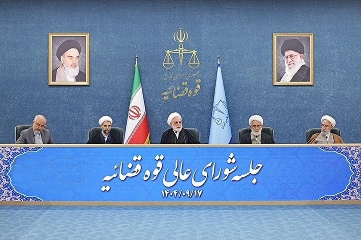 رئیس قوه قضاییه گفت: طی روز‌های اخیر برخی از فعالان اقتصادی، در باب ارز، در جلسات مختلف، مباحثی را مطرح کرده‌اند؛ در جلسه اخیر ما در زنجان، فردی مدعی شد که وضعیت امروز ارز، امری طبیعی نیست، بلکه امری است که آن را بوجود آورده‌اند؛ علی‌ایحال، به رئیس سازمان بازرسی دستور می‌دهم که این موضوع را در جلسه فوق العاده شورای هماهنگی دستگاه‌های نظارتی طرح کند.