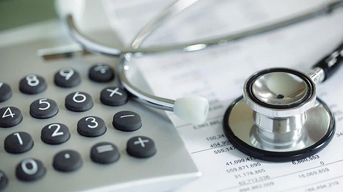 این روزها بسیاری هشدار می‌دهند اگر سیاست‌های مناسبی اتخاذ نشود، درمان از حقی طبیعی‌ به کالایی لوکس تبدیل خواهد شد و بسیاری از خانواده‌ها از پس هزینه‌های آن بر نخواهند آمد. این درحالی است که به‌تازگی نرخ‌های جدیدخدمات درمانی در سال ۱۴۰۵ با افزایش ۳۵ تا ۵۶ درصدی به تصویب رسیده است، در حالی که بیمه‌های پایه در پرداخت هزینه‌های درمان ناتوان شده‌اند، افزایش تعرفه‌ها برای سال آینده به نگرانی کارشناسان این حوزه دامن زده است.