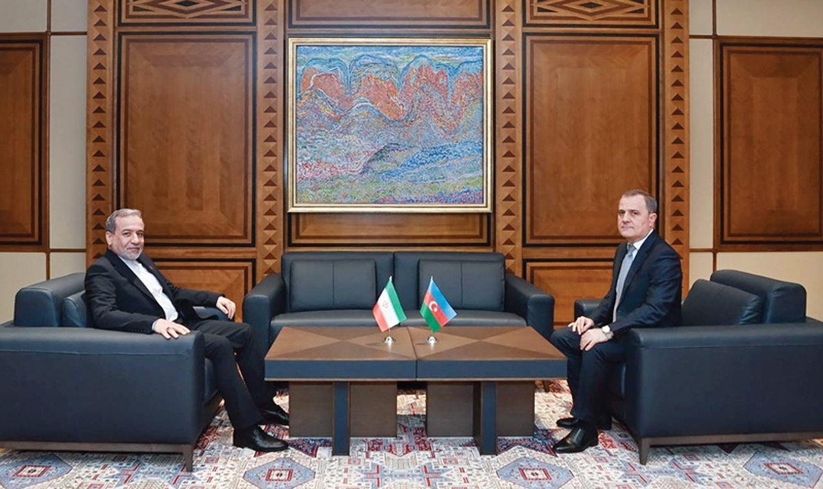 سیدعباس عراقچی، وزیر خارجه جمهوری اسلامی ایران، روز یکشنبه ۱۶ آذر برای دیداری دو روزه با مقامات بلندپایه جمهوری آذربایجان برای رایزنی در خصوص مسائل دوجانبه، منطقه‌ای و بین‌المللی وارد باکو شد. این سفر شامل دیدار با الهام علی‌اف رئیس‌جمهور آذربایجان، جیحون بایراموف وزیر خارجه این کشور، صحیبه غفاروا رئیس پارلمان ملی آذربایجان و شاهین مصطفی‌اف معاون نخست‌وزیر آذربایجان بود که روز گذشته انجام شد. عراقچی همچنین با حضور در محل یادبود شهیدان، به شهدای جمهوری آذربایجان ادای احترام کرد.