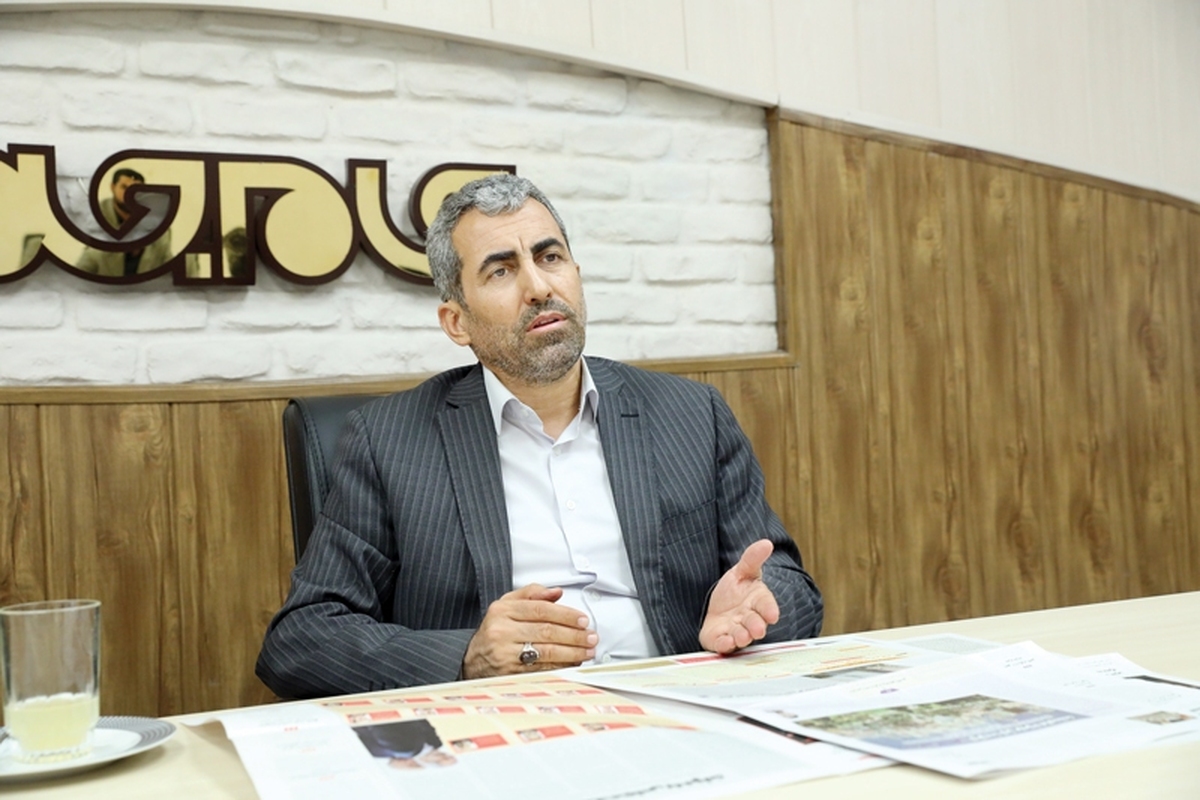 نرخ ارز در حالی رکوردهای جدیدی را ثبت کرده که قیمت دلار به‌عنوان شاخص اصلی بازار ارز از ابتدای دهه ۱۳۹۰، مسیر افزایشی ثابتی را طی کرده است. نرخ ارز ترجیحی از بهمن سال ۱۳۹۰ با رقم ۱۲۲۶ تومان وارد اقتصاد ایران شد اما دوام زیادی نداشت و دولت دهم در نیمه نخست سال ۱۳۹۲، پیش از آغاز به‌کار دولت یازدهم، این نرخ را حذف کرد. در آن زمان، قیمت دلار در بازار آزاد حدود ۳۰۰۰ تومان بود.