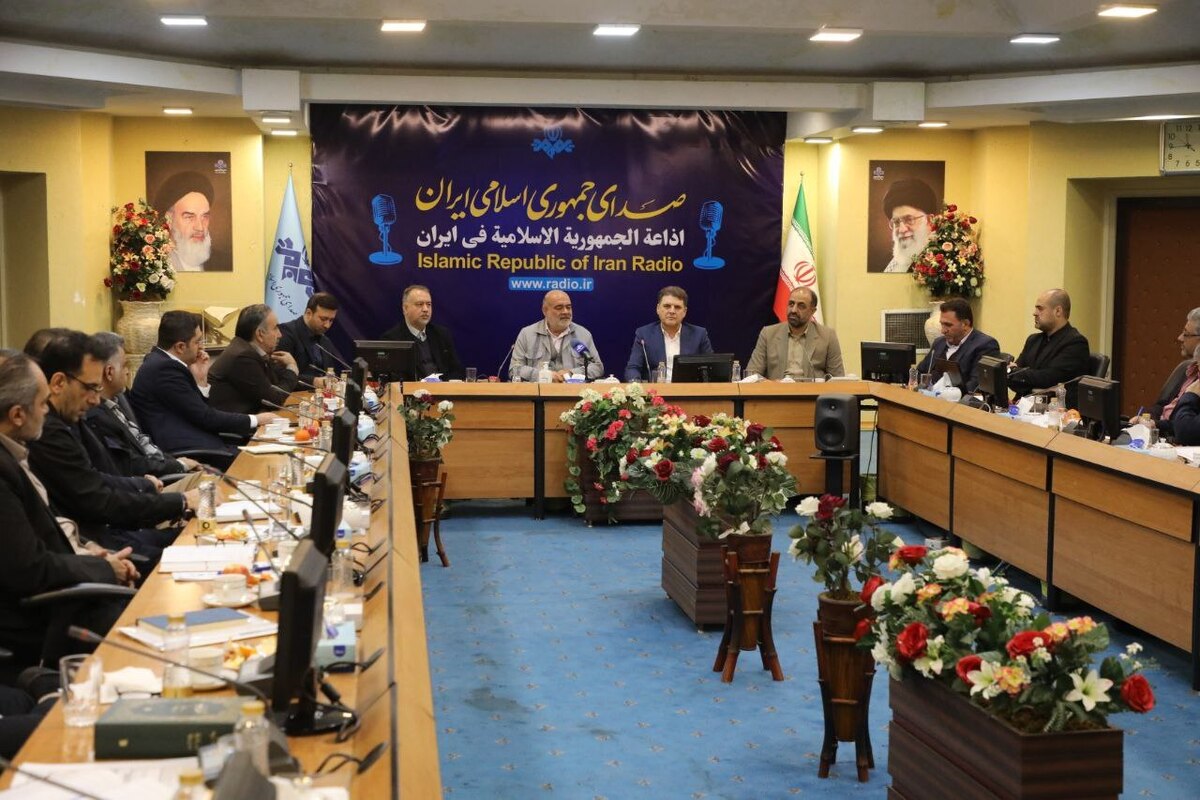 در نشست مشترک معاون سیاسی وزیر کشور با معاون صدا و مدیران شبکه‌های رادیویی، بر جایگاه بی‌بدیل رادیو در فرآیند‌های انتخاباتی تأکید شد. علی زینی‌وند معاون سیاسی وزیر کشور گفت: رادیو رسانه‌ای با گستره مخاطبان پایدار، دسترس‌پذیری فراگیر و توان اقناع‌سازی سریع، نقشی تعیین‌کننده در اطلاع‌رسانی، مدیریت مشارکت و تقویت سرمایه اجتماعی ایفا می‌کند. 