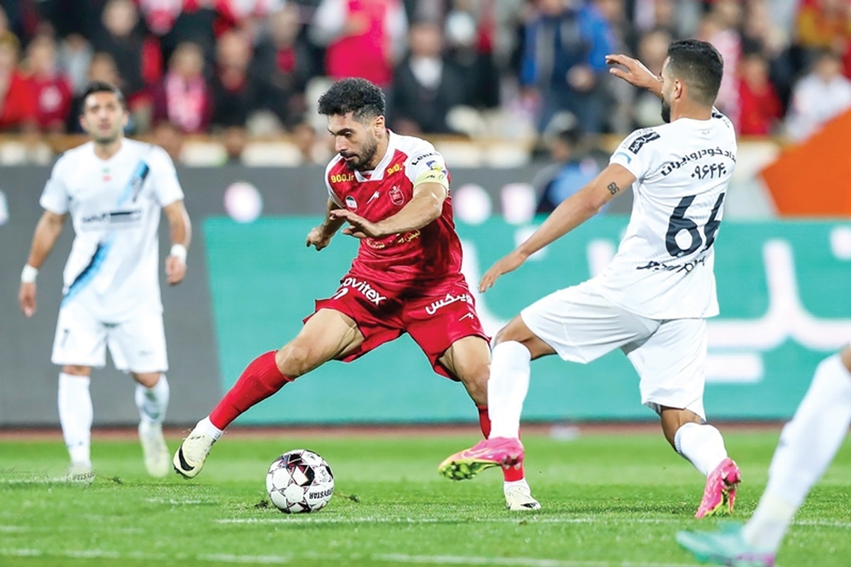  این روزها لیگ برتر فوتبال به موقعیتی رسیده که بعد از هر بازی تیم‌های بالا‌نشین، صدر دستخوش تغییر می‌شود. به همین دلیل، تیم‌ها ممکن است برای ۲۴ ساعت در صدر باشند و با انجام یک بازی، به رده‌های پایین‌تر بروند. این اوضاع برای بازی امروز پرسپولیس و پیکان به درستی صدق می‌کند.