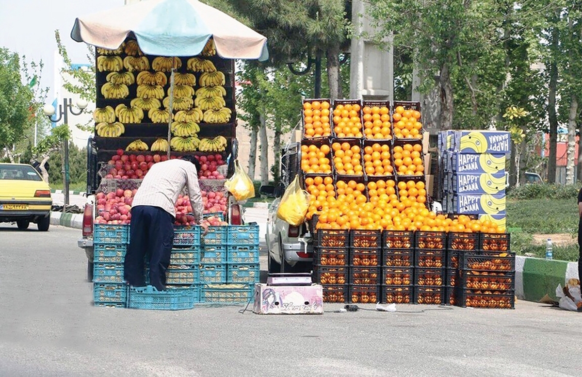سال‌هاست قیمت میوه در ایران از مرزهای منطقی عبور کرده و مصرف‌کننده و تولیدکننده هر دو قربانی سازوکار معیوب توزیع شده‌اند. درحالی‌که دولت چهاردهم طرح «روستابازار» را نسخه نجات‌بخش معرفی می‌کند، نبود زیرساخت، کمبود سرمایه در گردش و تسلط شبکه‌های واسطه‌ای باعث شده این طرح نتواند گره اساسی بازار را باز کند.