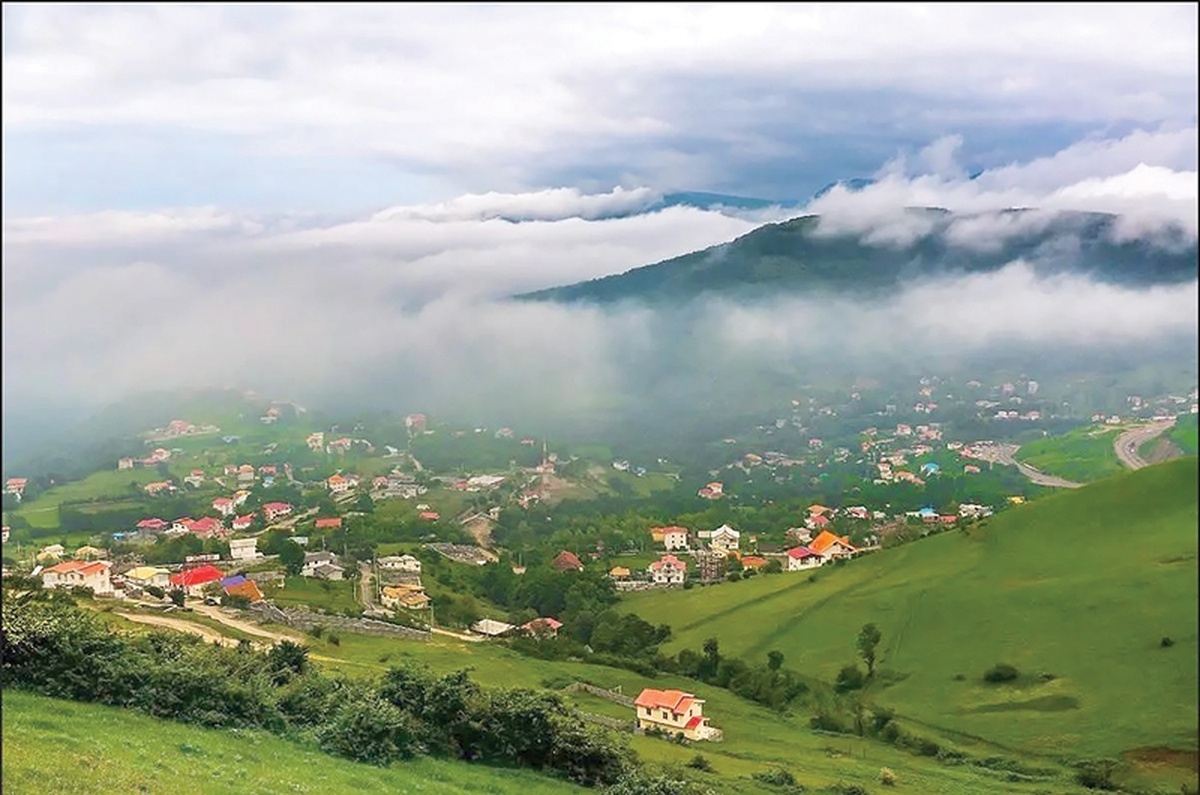 استان گلستان با بیش از یک‌هزار اثر ثبت‌شده باستانی و بنای تاریخی و طبیعی و منقول و ناملموس، ترکیبی استثنایی از تاریخ کهن، طبیعت بکر و فرهنگ زنده را ارائه می‌دهد. با وجود چالش‌هایی مانند خشکسالی، مسئولان و کارشناسان محلی یکصدا گردشگری را تنها راهبرد غیرقابل تحریم و پایدار برای خلاصی از اقتصاد تک‌محور وابسته به کشاورزی و ایجاد اشتغال پایدار می‌دانند.