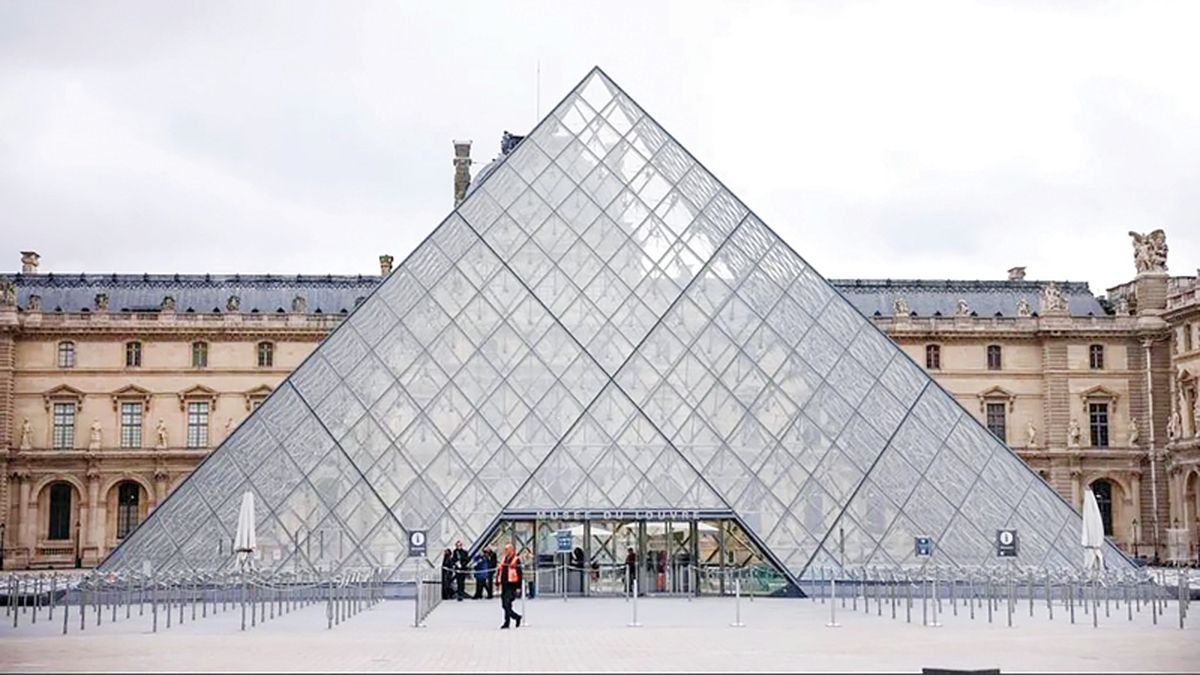 موزه لوور در پاریس، پر بازدیدترین موزه جهان، بار دیگر با مشکل جدی مواجه شد. هفته‌ها پس از سرقت جواهرات سلطنتی فرانسه در روشنایی روز، نشتی آب باعث آسیب به صدها اثر هنری شد. فرانسیس اشتاین‌باک، معاون مدیر موزه اعلام کرد که بین ۳۰۰ تا ۴۰۰ اثر، عمدتا کتاب‌ها در این حادثه آسیب دیده‌اند و شمارش دقیق آثار همچنان ادامه دارد.
