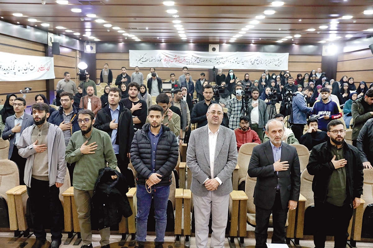 حضور دکتر پیمان جبلی، رئیس سازمان صداوسیما در دانشگاه شهید بهشتی تهران به یکی از رویدادهای مهم این هفته بدل شد. این دیدار که در چارچوب نشست عمومی با دانشجویان و نمایندگان تشکل‌های مختلف برگزار شده بود، به فضایی برای طرح انتقادات و دغدغه‌های مهم از سوی دانشجویان و گروه‌های مختلف تبدیل شد. این دیدار در روزی برگزار شد که حال و هوای آن، با بیانیه‌ها و سخنرانی‌های دانشجویی درباره عملکرد صداوسیما همراه بود.