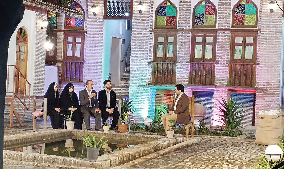 چرخ نخ‌ریسی زیر دستان خانم حسام بی‌صدا می‌گردد و جان می‌گیرد. با هر چرخش، دایره‌ای تازه پدید می‌آید. او پشم را می‌کشد، تاب می‌دهد و در دنیای نخ‌ها غرق می‌شود؛ بی‌اعتنا به حضور دوربین. خانم حسام که از شاهکوه آمده، ۳۰ سال می‌شود با این چرخ نفس می‌کشد و هنر دیرین نخ‌ریسی را با نوک انگشتانش زنده نگه داشته است.