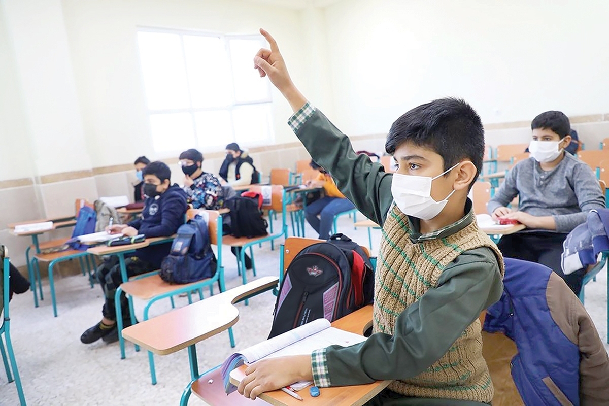 آنفلوآنزای امسال، کودکان را بیشتر مبتلا می‌کند! این جمله مشترک همه متخصصان عفونی است که بر افزایش ابتلا و سرایت ویروس آنفلوآنزای در کودکان تاکید دارند. به همین دلیل است که نحوه عملکرد و فعالیت مدارس، بیشتر از هر زمان دیگری، مورد توجه قرار گرفته است؛ چراکه نادیده گرفتن نقش محوری وضعیت مدارس در چرخه شیوع بیماری، می‌تواند تلاش برای مهار این بیماری را بی‌اثر کند و سلامت عمومی جامعه را به خطر بیندازد.اما مدیران مدارس، کادر آموزشی و مسئولان آموزش و پرورش، چه تدابیری باید بیندیشند تا هم زنجیره انتقال ویروس در مدارس شکسته شود و هم اختلالی در روند آموزش به وجود نیاید؟