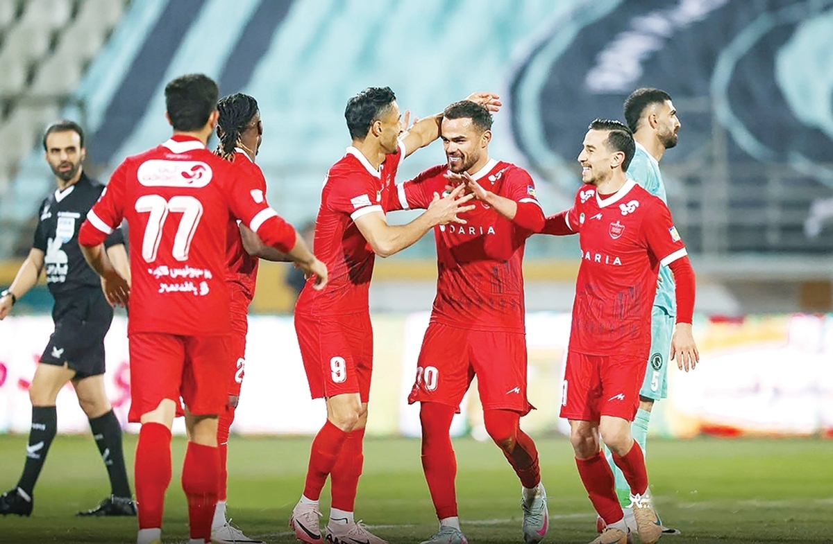 از حدود دو ماه پیش که اوسمار ویرا به پرسپولیس برگشت تا بار دیگر هدایت این تیم را بر عهده بگیرد، یک اتفاق ثابت در این مدت برای قرمزها و سرمربی برزیلی‌اش افتاده است. اوسمار تا به امروز نتوانسته در یک بازی، ترکیبی به دور از مصدوم و محروم داشته باشد. با این حال، او توانسته روند تیم را درست کند و با کسب بردهای متوالی، آن را در کورس قهرمانی و رسیدن به صدر جدول نگه دارد.