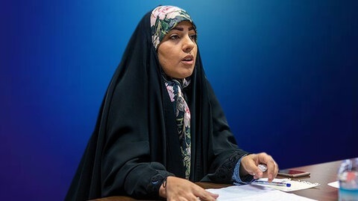 یکی از مهم‌ترین مفاهیم در علوم انسانی، به‌ویژه در حوزه علم سیاست، مفهوم عدالت است که جایگاهی اساسی در نگاه انسان دارد. در این میان باید توجه داشت که عدالت با تساوی یکسان نیست. چنانچه بخواهیم این موضوع را به‌صورت مصداقی بررسی کنیم، می‌توان به مسأله حقوق زن و مرد اشاره کرد؛ جایی‌که عدالت به معنای مشابه دانستن حقوق آنها نیست، بلکه از نگاه دین، عدالت اجتماعی در عدم تشابه کامل حقوق تعریف می‌شود، چراکه طبیعت زن و مرد با یکدیگر متفاوت است.