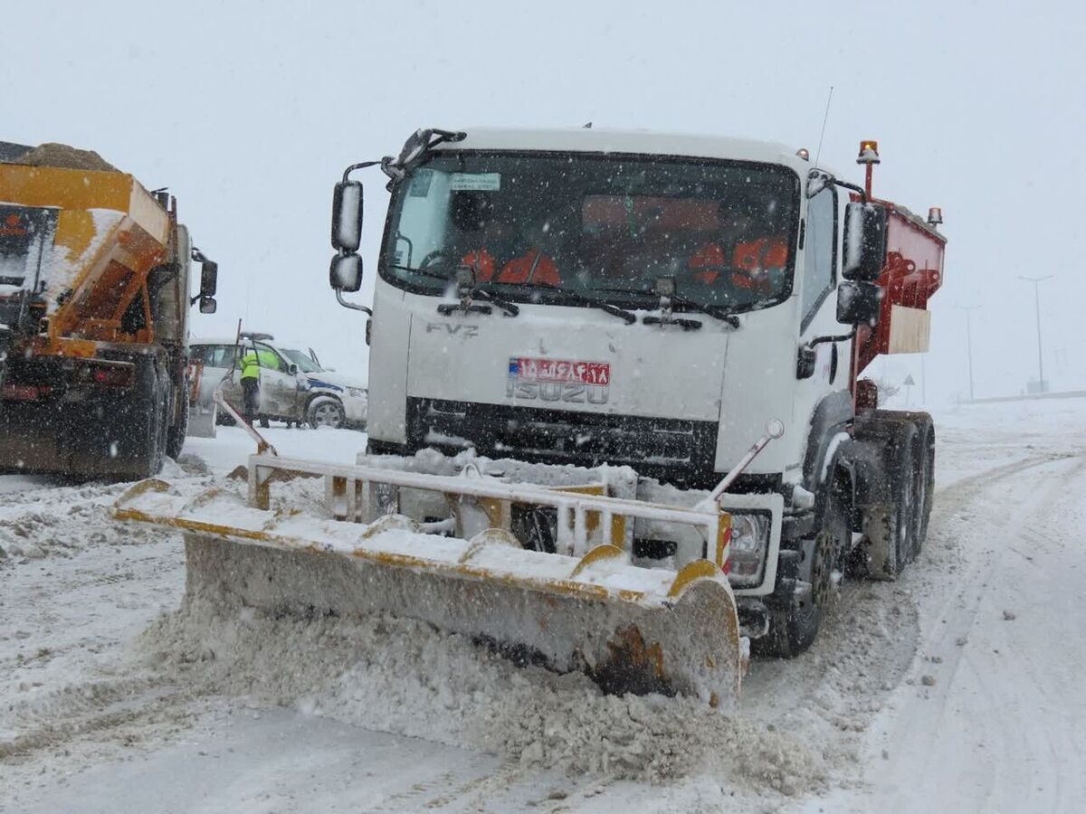 بنابر اطلاعیه مرکز مدیریت راه‌های کشور، بارش برف و باران پدیده‌های جوی در برخی از محور‌های استان‌های آذربایجان غربی، آذربایجان شرقی، اردبیل، زنجان، قزوین، مازندران، البرز، تهران، همدان، کردستان، لرستان و چهارمحال و بختیاری است.