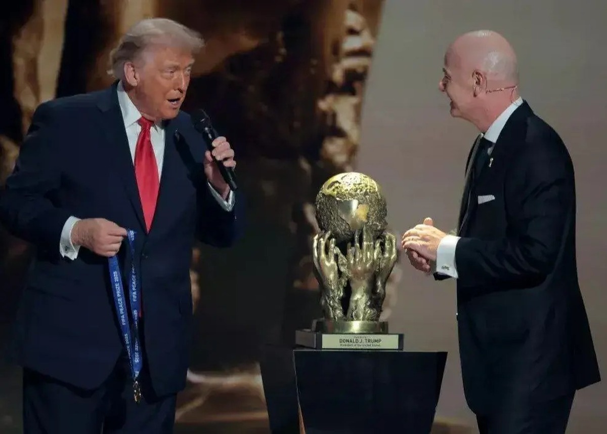 درادامه جنجال درباره رابطه غیرمتعارف رئیس فیفا و دونالد ترامپ یک سازمان حقوق بشری علیه اینفانتینو به کمیته مستقل اخلاق فیفا شکایت کرده است.