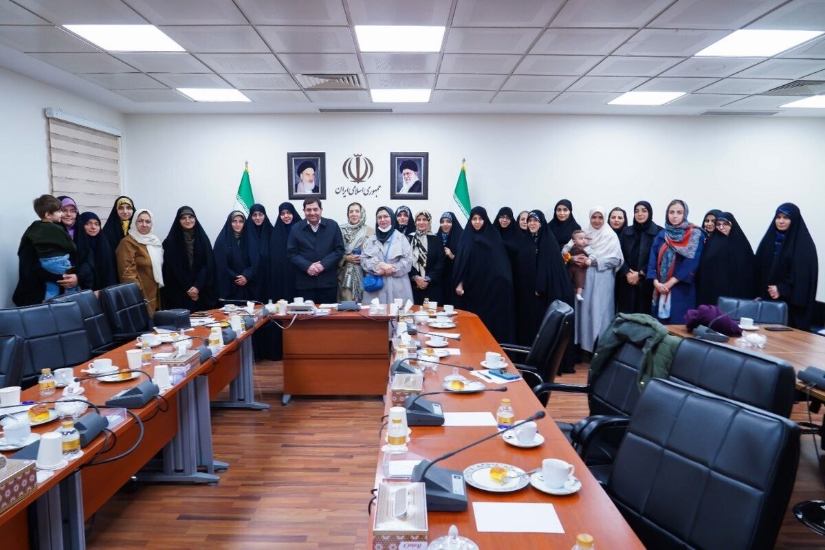 مشاور و دستیار مقام معظم رهبری در دیدار با جمعی از نخبگان علمی و کارآفرینان زن با اشاره به جایگاه و اهمیت حضور بانوان در ساختار سیاسی اجتماعی نظام دینی کشورمان، حضرت زهرا (س) را الگویی کامل در تمامی جلوه‌های مختلف زندگی یک زن مسلمان دانست و گفت: با الهام از سیره حضرت زهرا (س)، زن مسلمان به عنوان نماد کنشگری اجتماعی و سیاسی، در عین پاسداشت جایگاه مادری و همسری، باید مورد شناسایی و معرفی قرار گیرد تا ظرفیت‌های او در مسیر تعالی جامعه به‌کار گرفته شود.