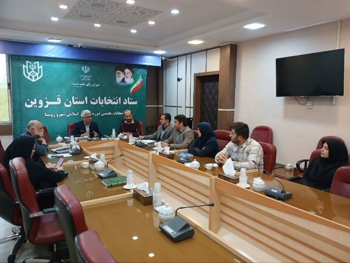 محمد نصیری مدیرکل ودبیر ستاد انتخابات استان در این جلسه گفت: احزاب و گروها و مردم به میدان انتخابات وارد شوند فرصت انتخاب هرچهار سال یک بار است این فرصت ارزشمند را به راحتی نباید از دست داد‌.